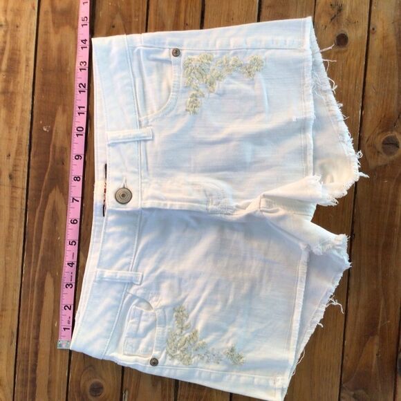 MAKERS of true originals jeans mini  shorts white embroidered denim 26 sexy low - Picture 7 of 8